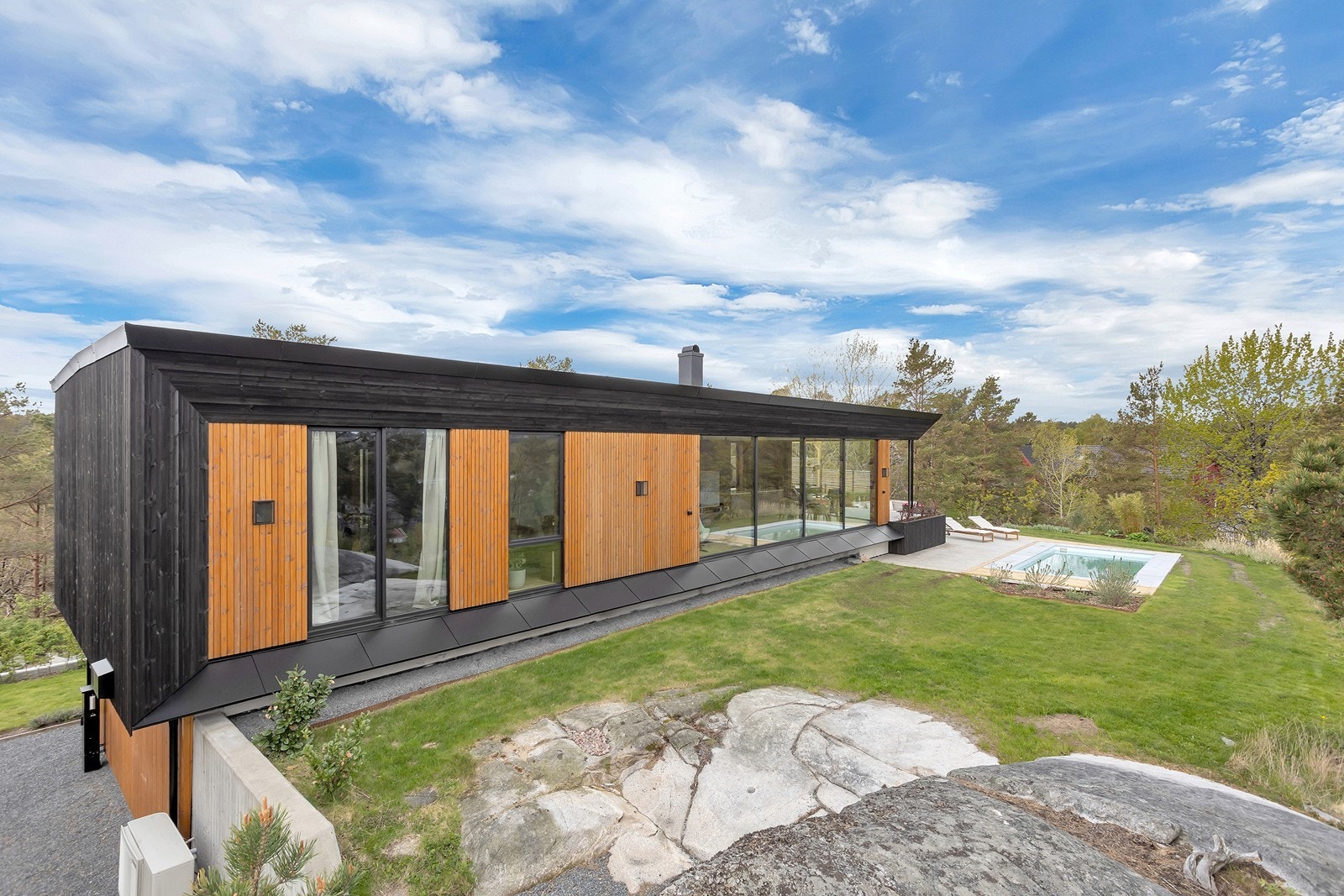 Gjennomført kvalitetsbolig med moderne arkitektur, eksklusive materialvalg og flotte uteområder skapt for gode dager fra morgen til kveld. Galleribilde