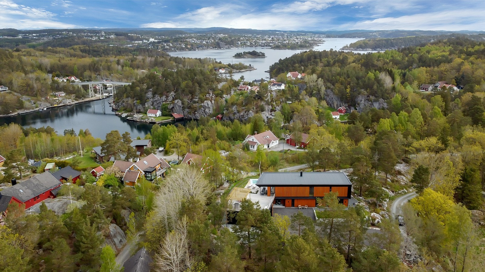 Fra eiendommen er det kort vei til skole og barnehage, ca. 10 minutter til Lillesand sentrum, rundt 20 minutter til Sørlandsparken og ca. 30 minutter til Kristiansand sentrum. Galleribilde
