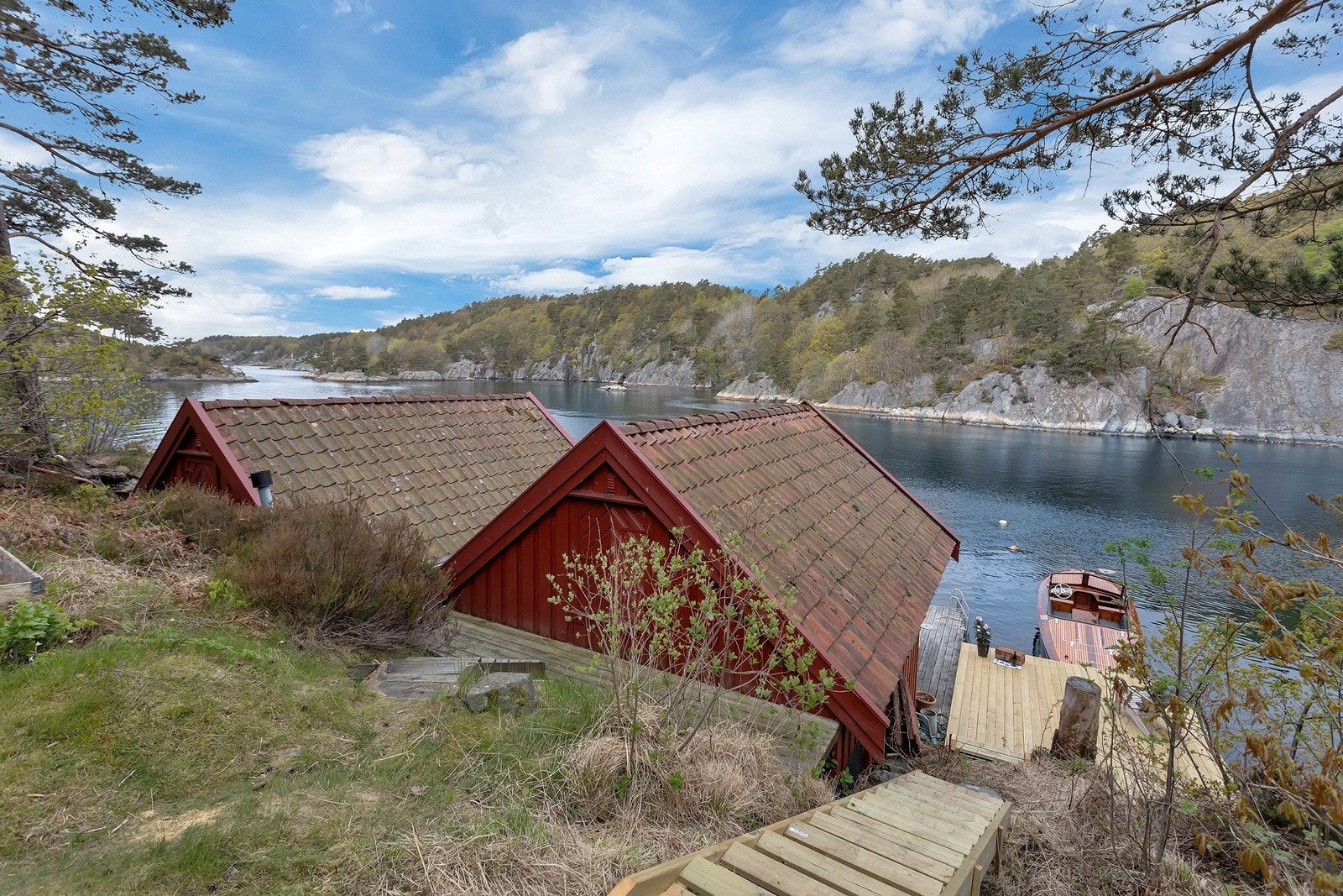 I gangavstand fra eiendommen ligger båtplass med tilhørende bryggeanlegg, som gir enkel tilgang til sjøen. Galleribilde