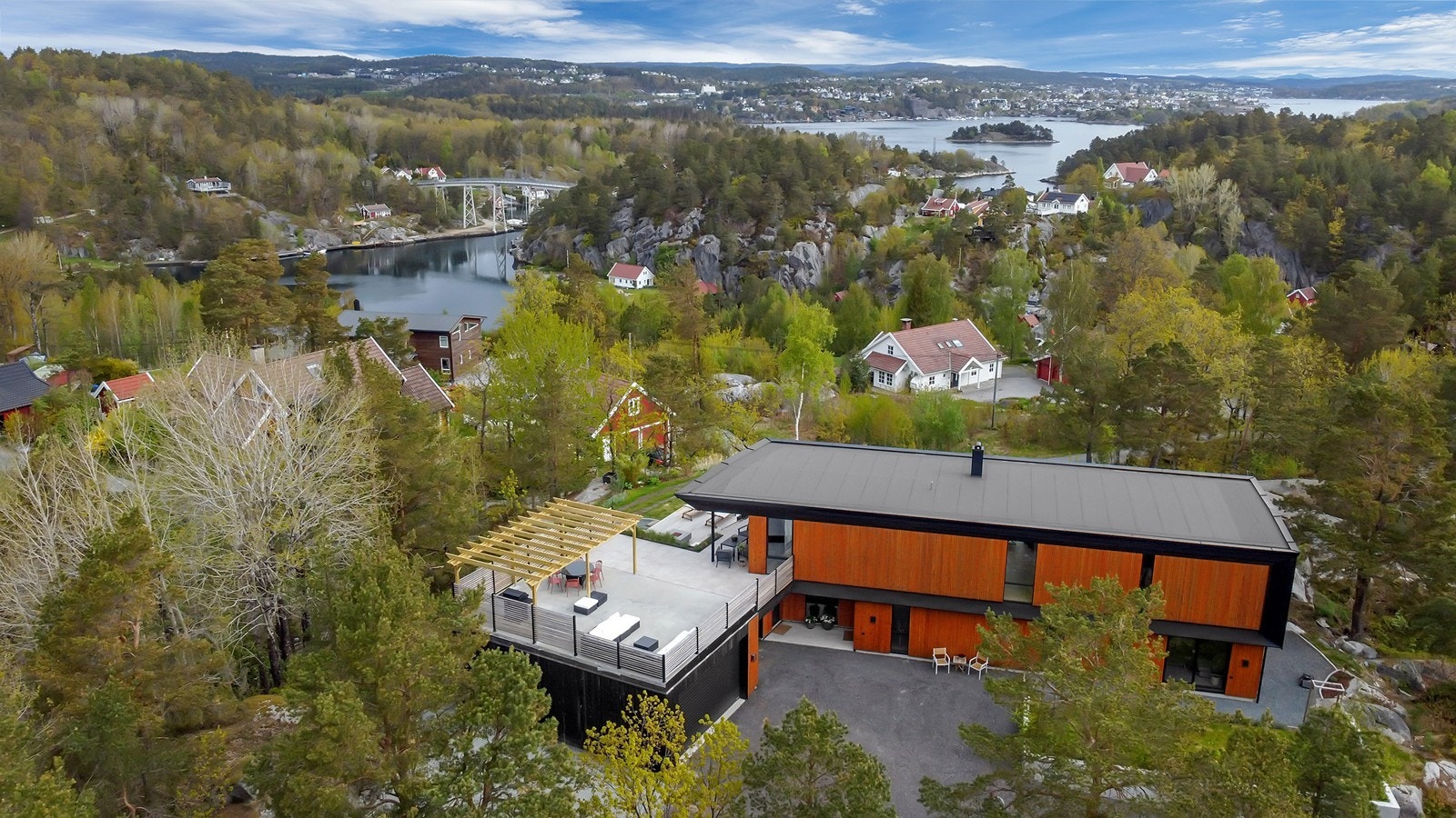 Eiendommen har en særegen beliggenhet høyt og fritt i naturskjønne omgivelser, med flott utsikt og gode solforhold. Galleribilde
