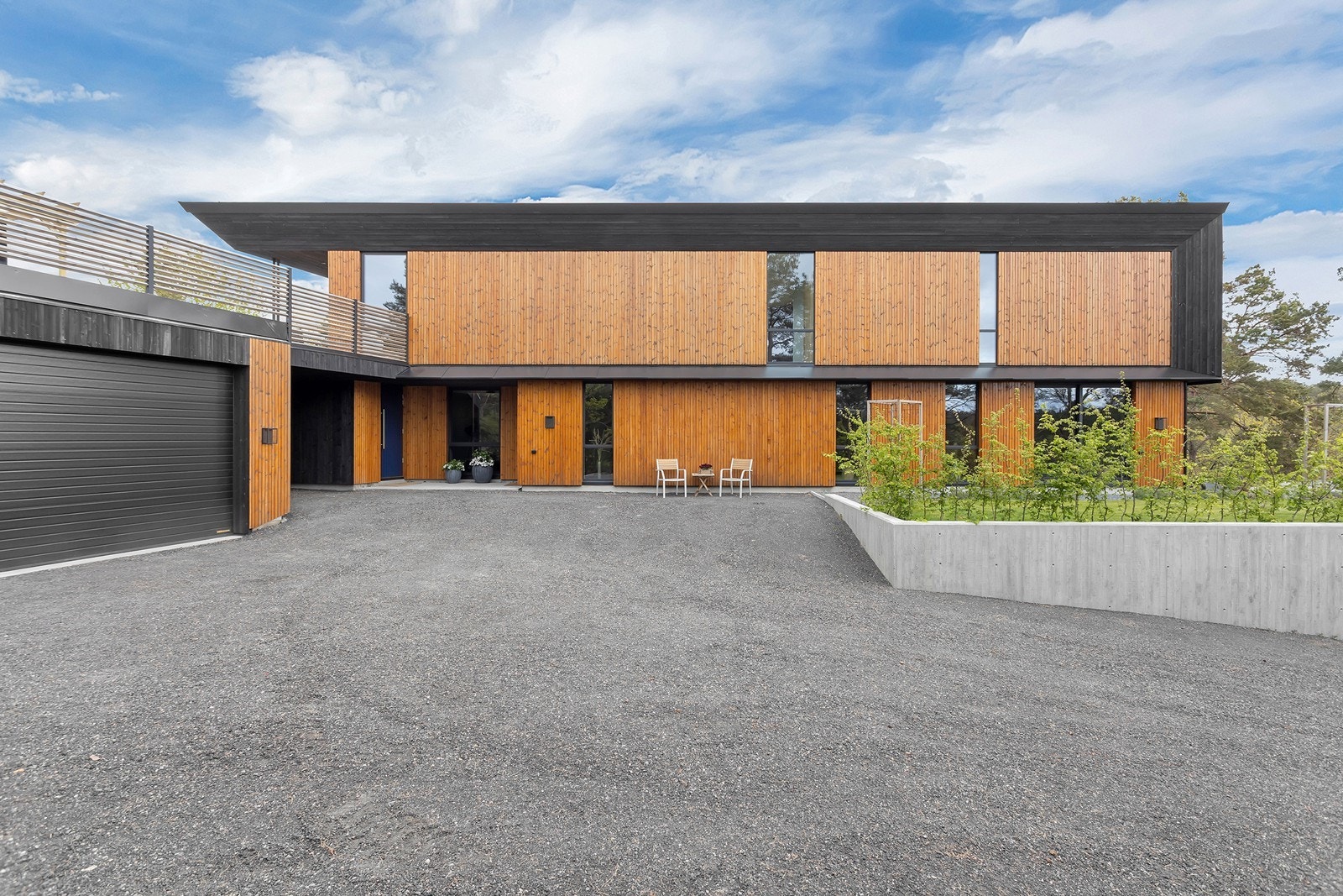 Praktisk og tilrettelagt med dobbelgarasje, carport og god plass til parkering på egen eiendom. Galleribilde