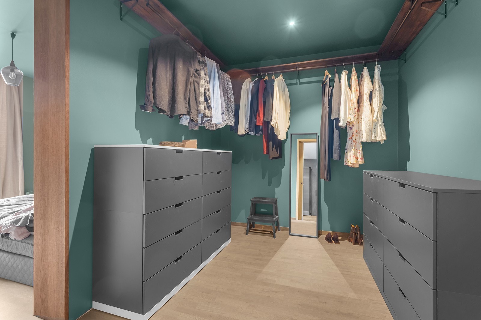 Praktisk walk-in closet med god oppbevaringsplass og direkte tilknytning til hovedsoverommet. Galleribilde