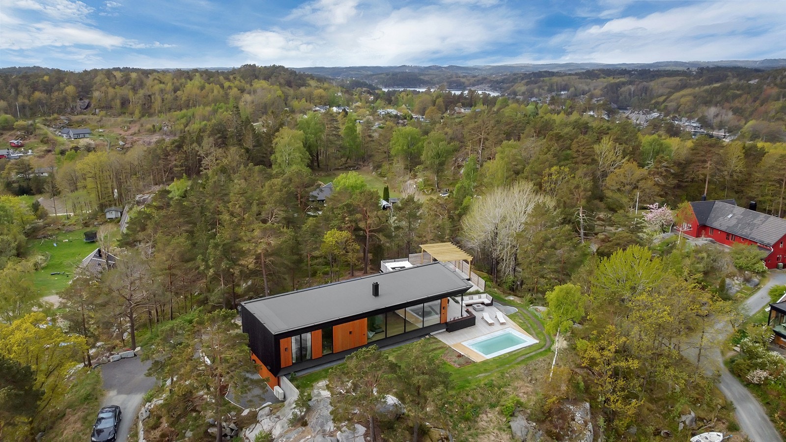 Stor og flott naturtomt med privat beliggenhet, opparbeidede uteområder og en sjelden følelse av ro og skjerming. Galleribilde