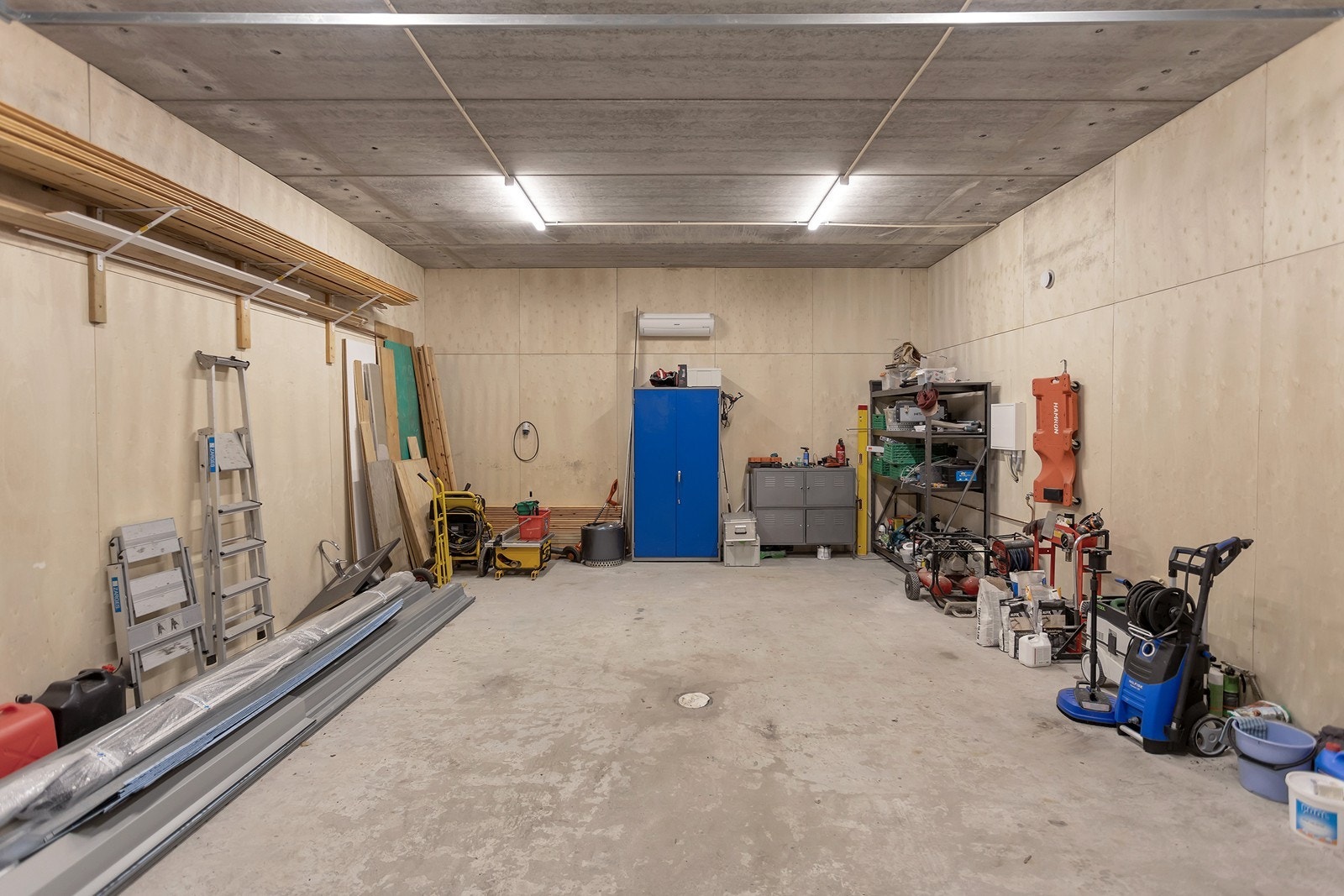 Romslig dobbelgarasje med god takhøyde, varmepumpe og rikelig med plass til både parkering og oppbevaring. Galleribilde