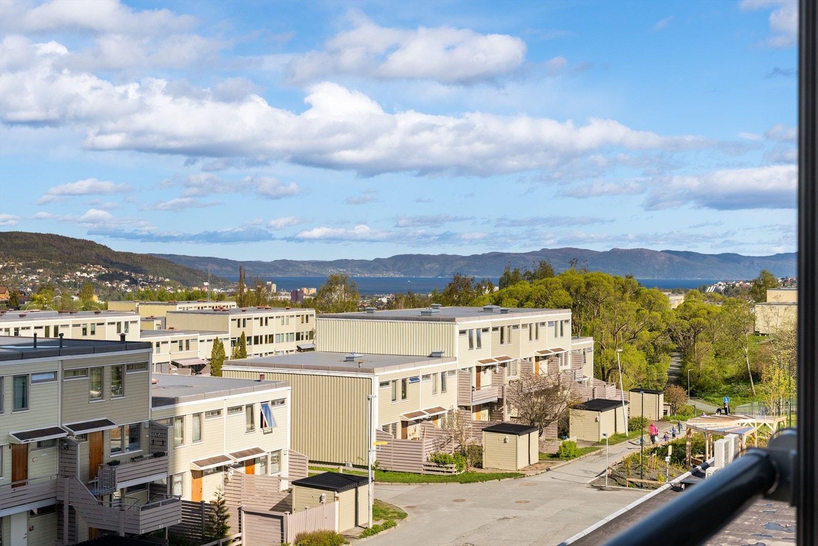 Her får man to vestvendte balkonger med gode sol- og utsiktsforhold. Galleribilde