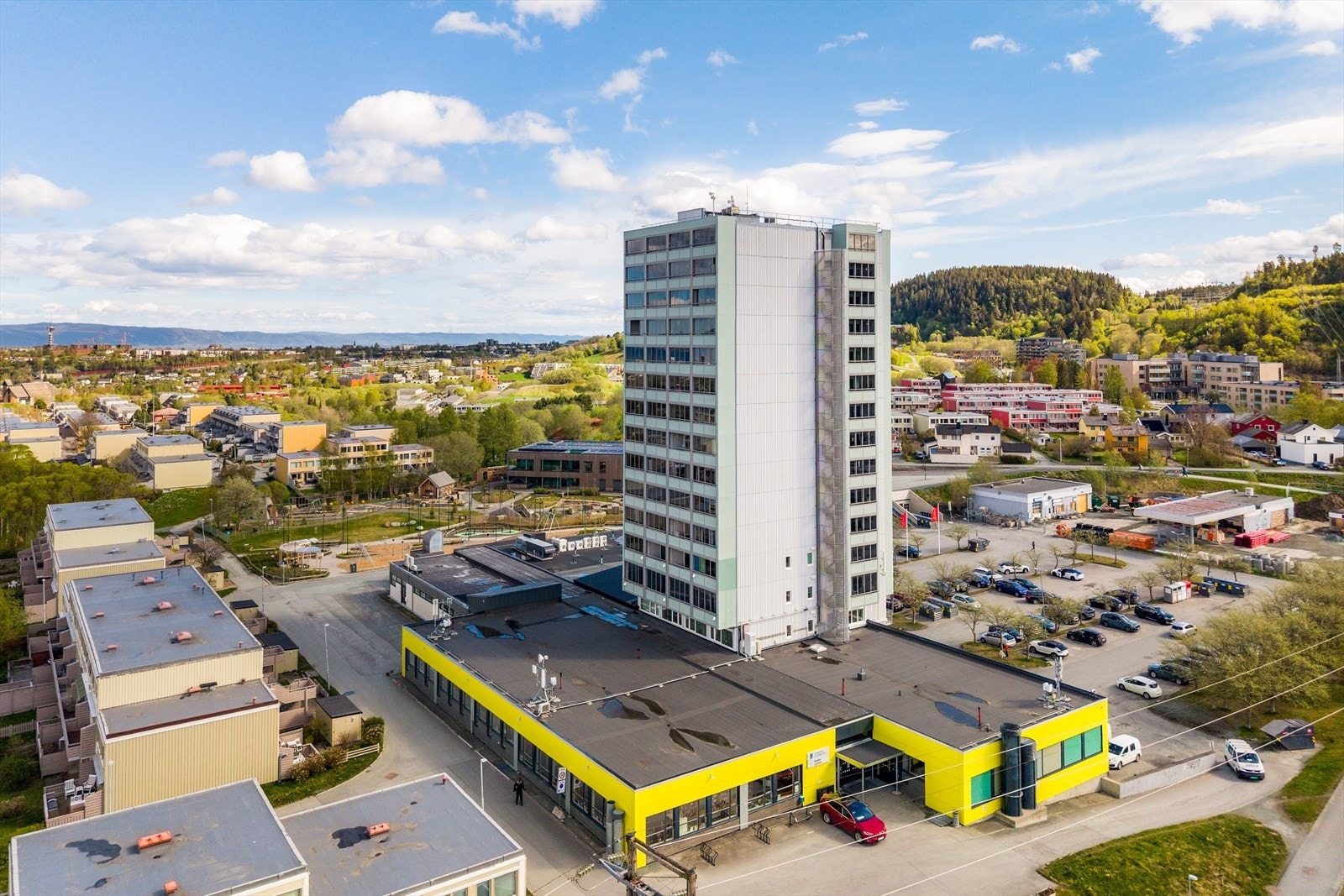 Leilighets ligger i byggets 4. etasje og er en del av Risvollan Borettslag. Galleribilde