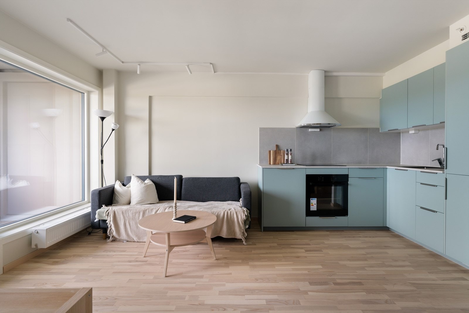 Gjennomgående for leiligheten er et lyst og moderne uttrykk, med store vindusflater og parkett fra Tarkett på gulvet. Galleribilde