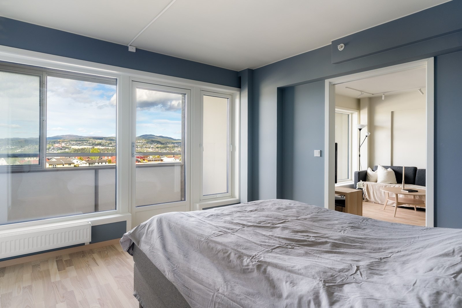 Boligens soverom er malt i en behagelig veggfarge, og rommet varmes opp via radiator. Galleribilde