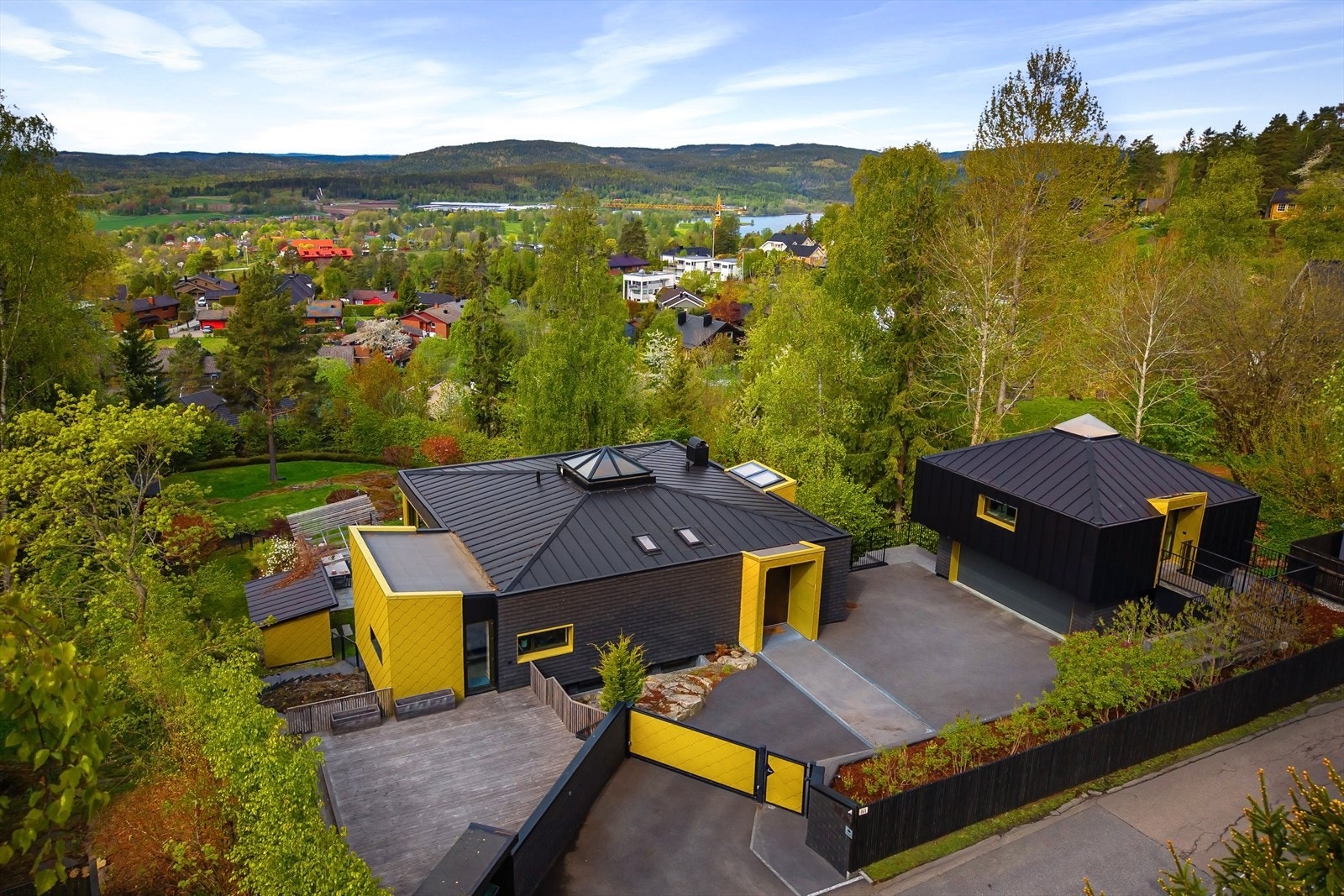 Nils O. M. Nordvik & Caroline Leirflaten har gleden av å presentere en stor og unik villaeiendom med etterspurt beliggenhet på Holmenkollens solside! Galleribilde