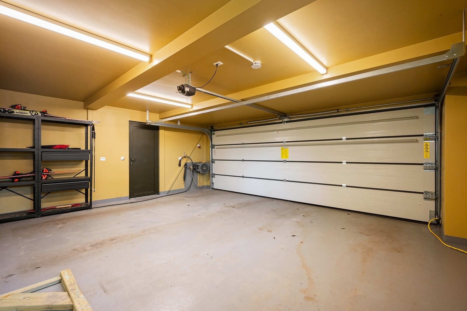 Dobbelgarasje med to elbilladere som hver kan lade med 22kW (muliggjort av 400V anlegg), samt gode parkeringsforhold på egen tomt. Galleribilde