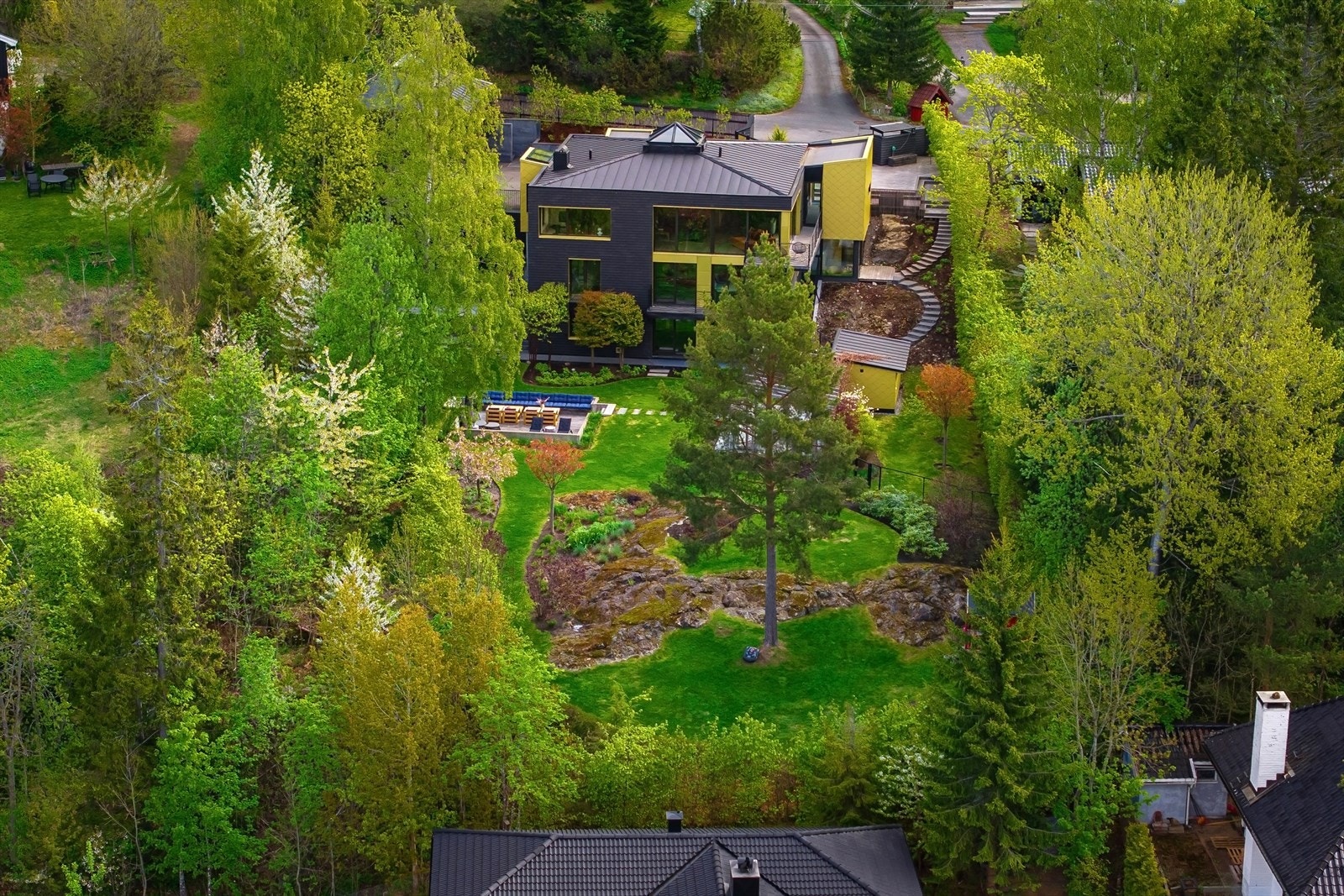 Eiendommen fremstår som en grønn oase. Galleribilde