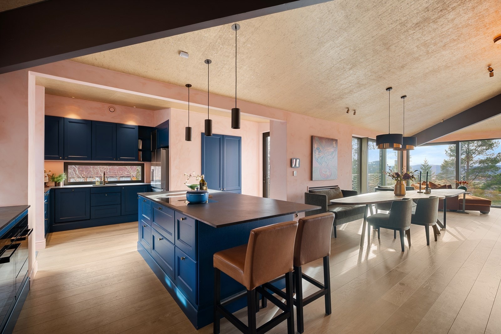 Stort, innholdsrikt kjøkken med innredning fra Huseby. Flott benkeplate i stein. Galleribilde