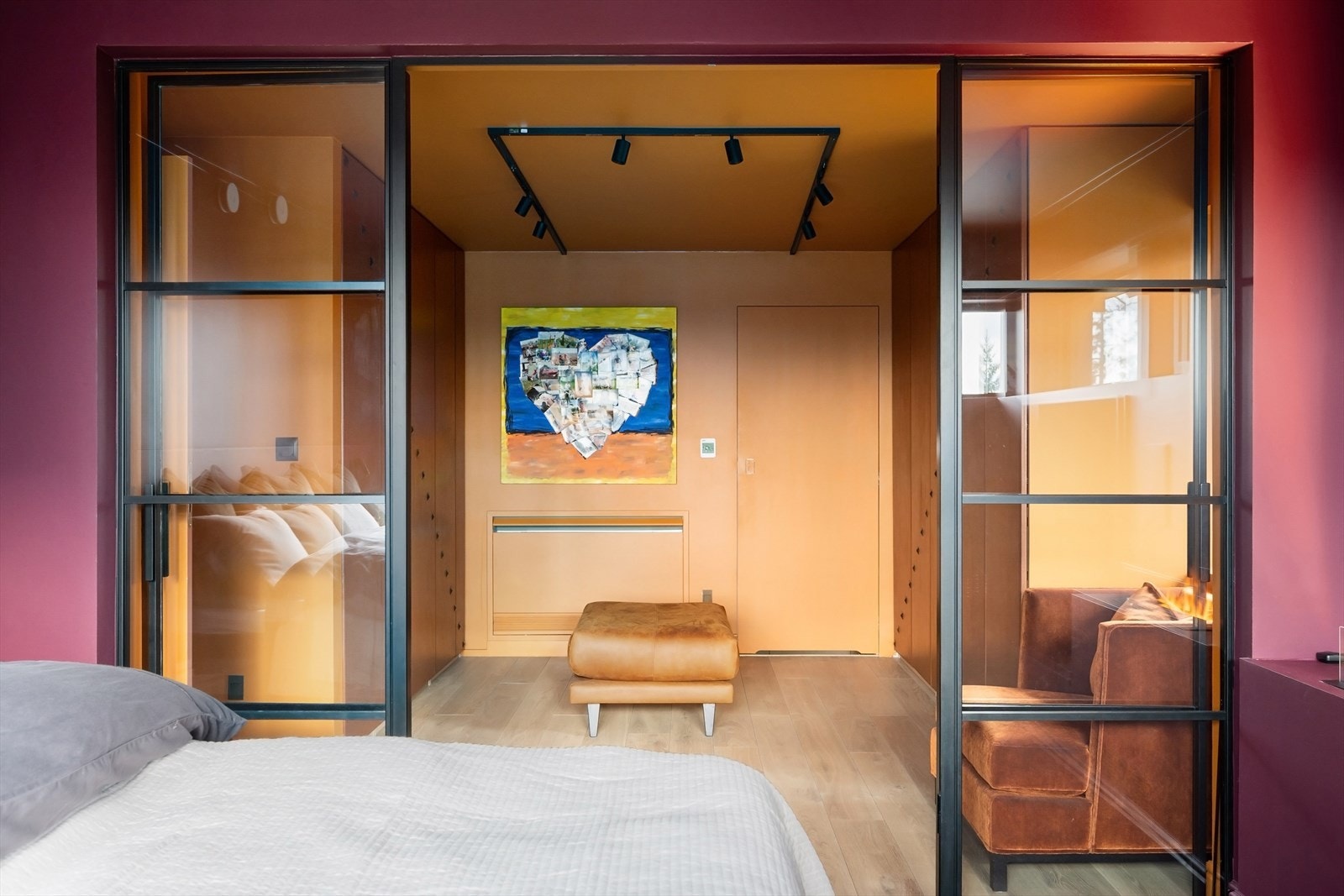 Hovedsoverommet er innredet som en egen suite med direkte adkomst til hovedbadet. Galleribilde