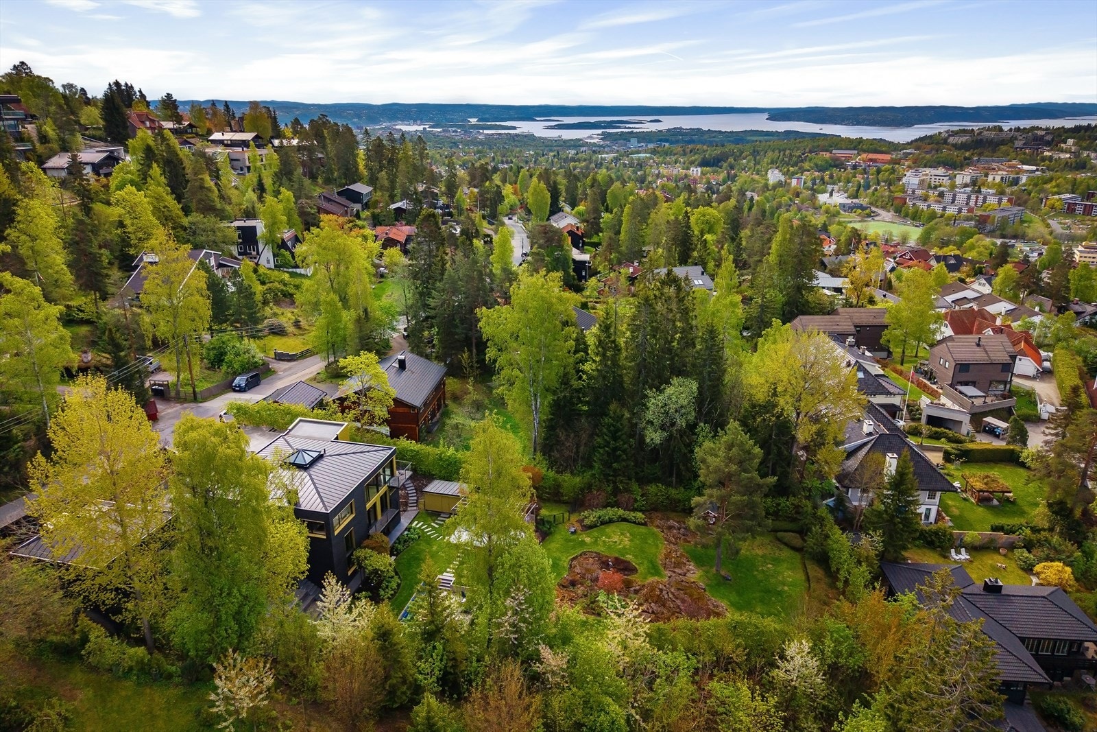 Eiendommen ligger flott til på Holmenkollens vestside i et veletablert og etterspurt boligområde, som hovedsakelig består av villa- og småhusbebyggelse. Området er kjent for å være svært barnevennlig, sin rolige atmosfære og nærhet til naturen. Galleribilde