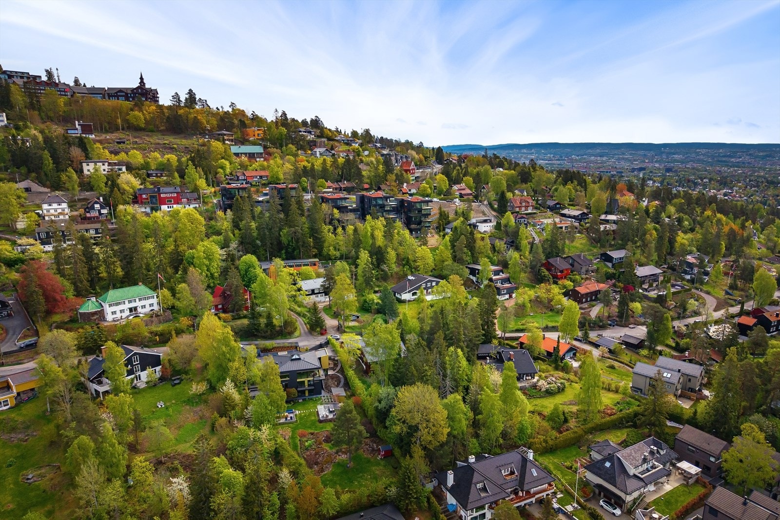 Nærområdet byr på enestående muligheter for friluftsliv, med Nordmarkas omfattende løypenett for ski, sykling og fotturer like ved. Galleribilde
