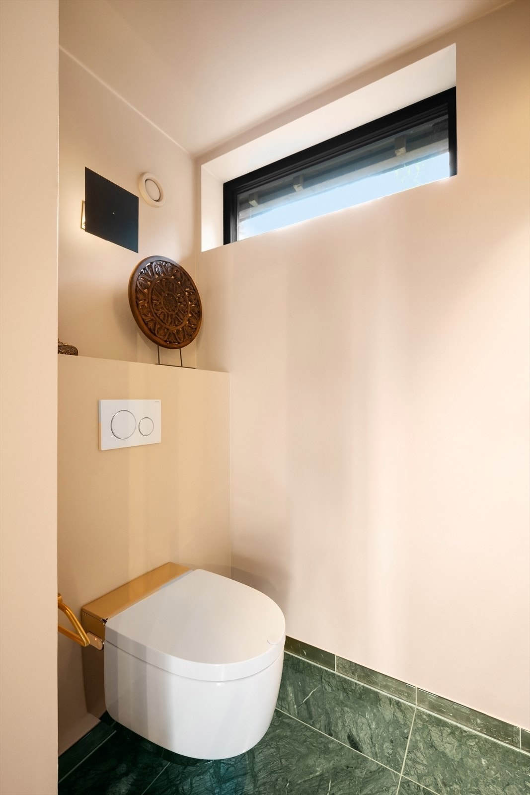 Det er et eget, adskilt toalettrom på hovedbadet. Galleribilde