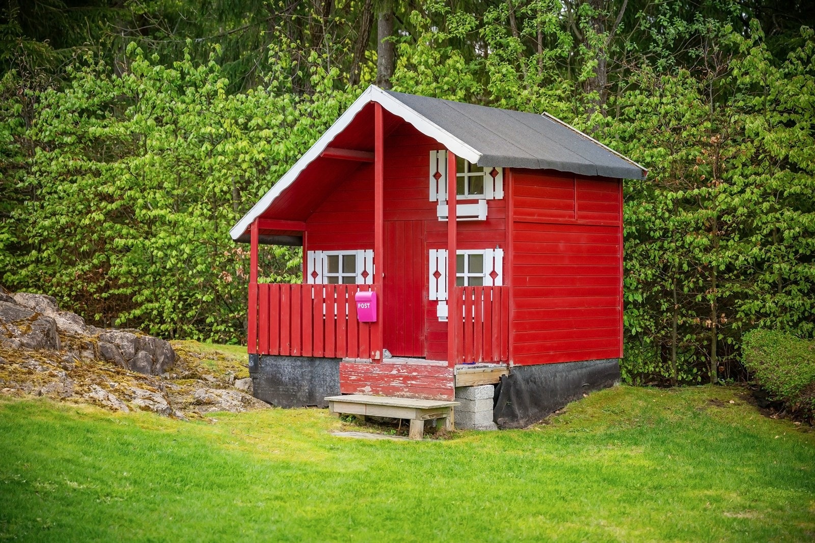 Koselig dukkestue i hagen. Galleribilde
