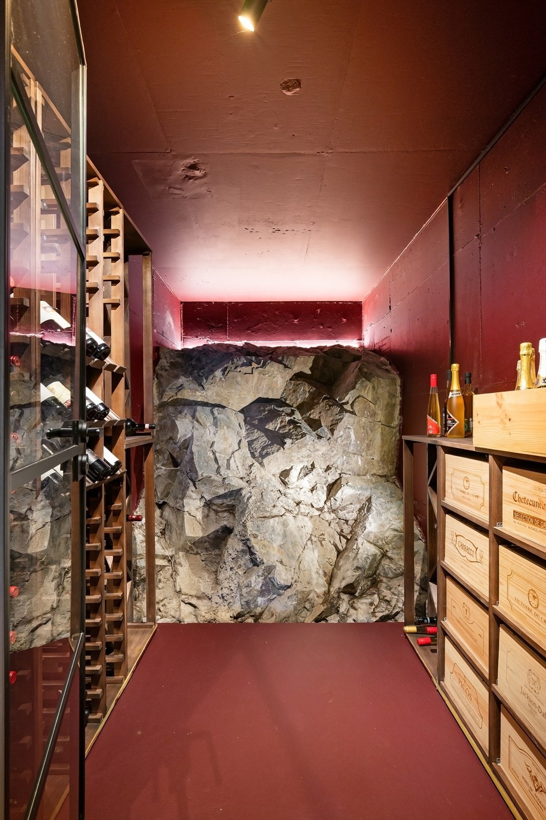 Det er egen vinkjeller i tilknytning til baren. Her har man bevart grunnfjellet som en lekker detalj. Galleribilde