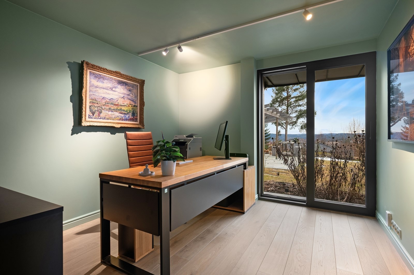 Kontor / soverom med direkte adkomst til hagen. Galleribilde