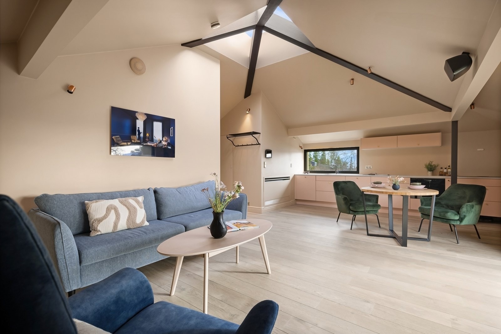 Flott overlys og god takhøyde. Leiligheten er bygget i samme stil som hovedhuset. Galleribilde