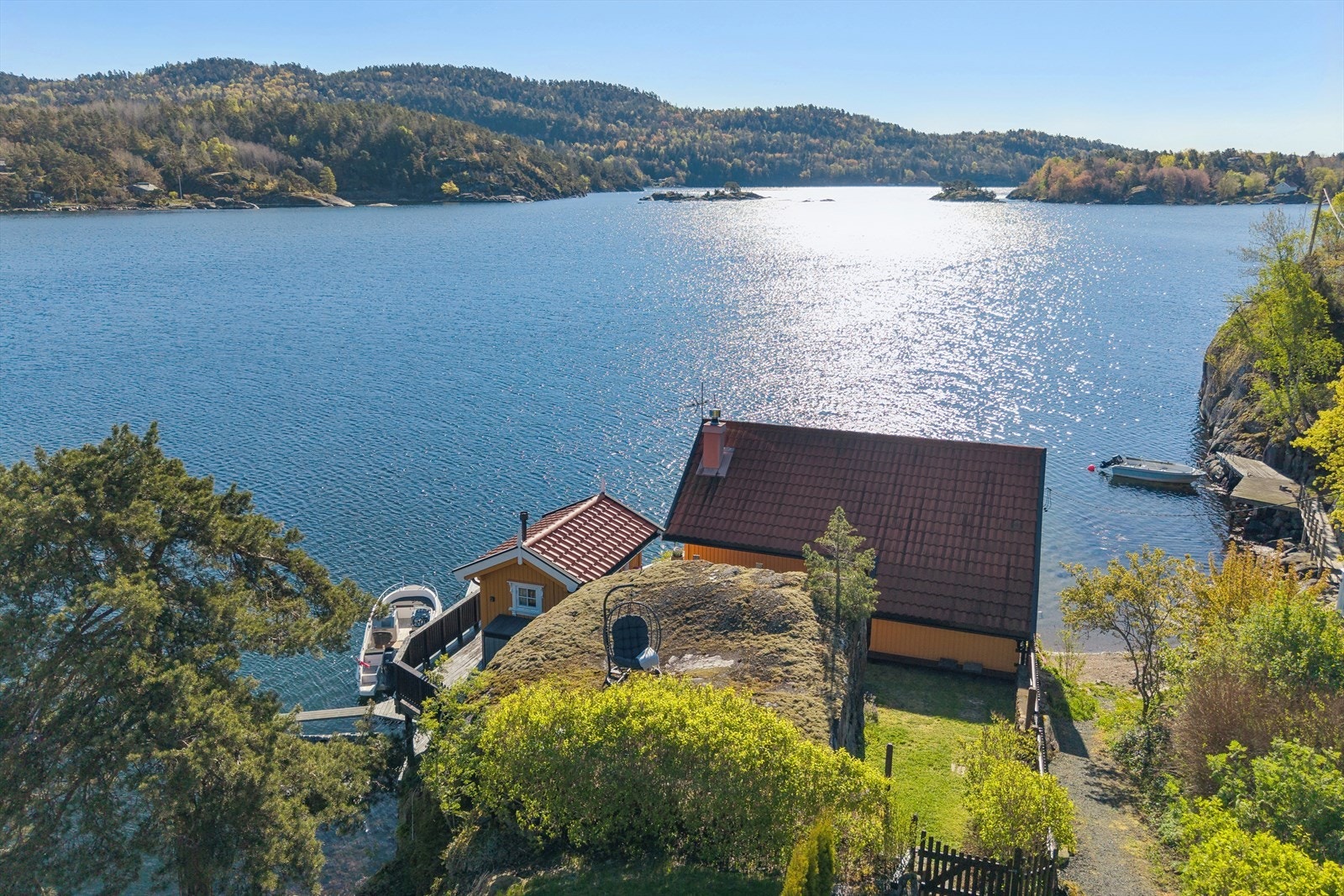 Oversikt over eiendommen og dens unike plassering i vannkanten - usjenert ytterst på en liten odde Galleribilde