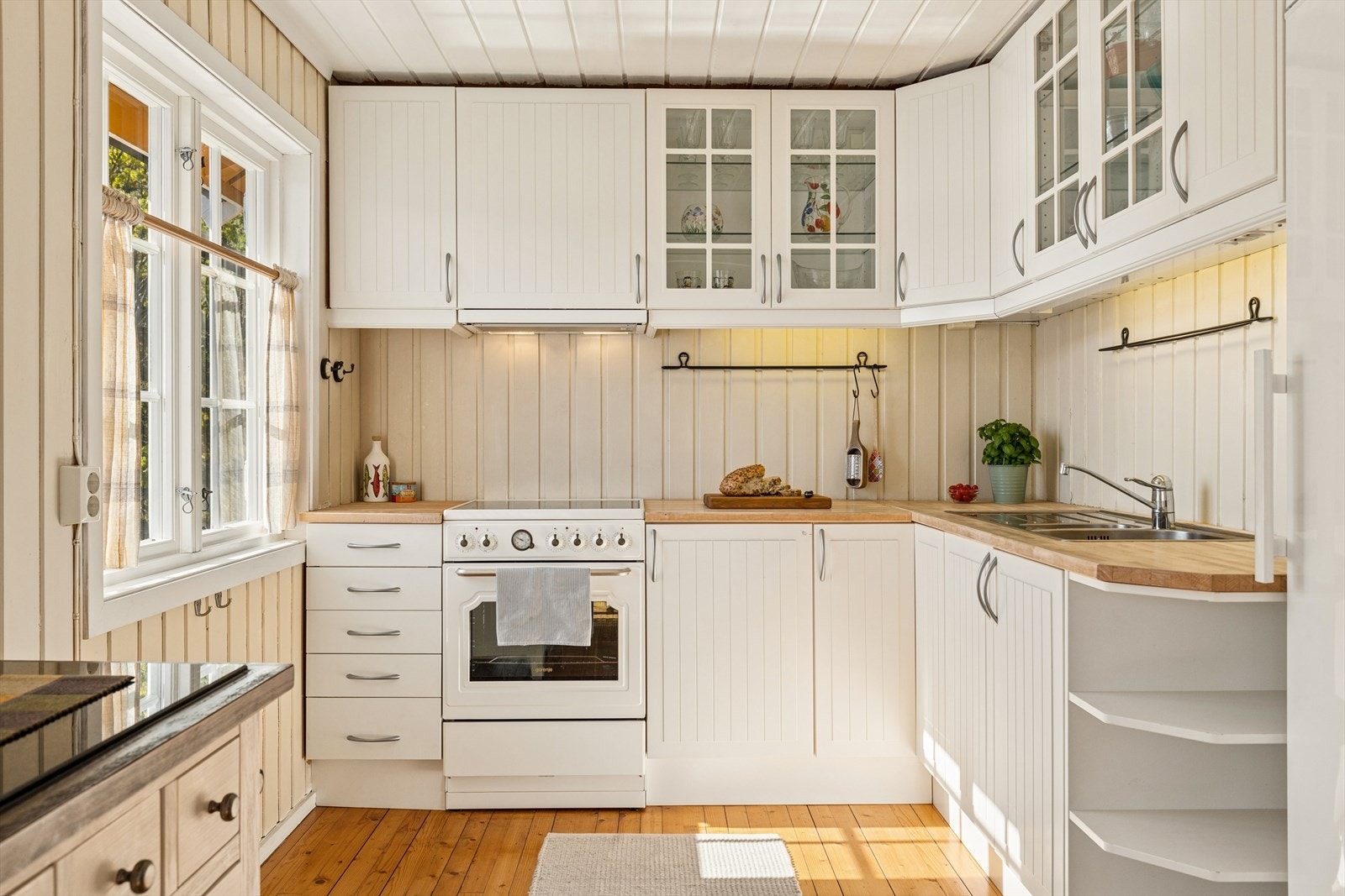 Kjøkkeninnredning fra 2013 med profilerte fronter og benkeplate i heltre. Galleribilde