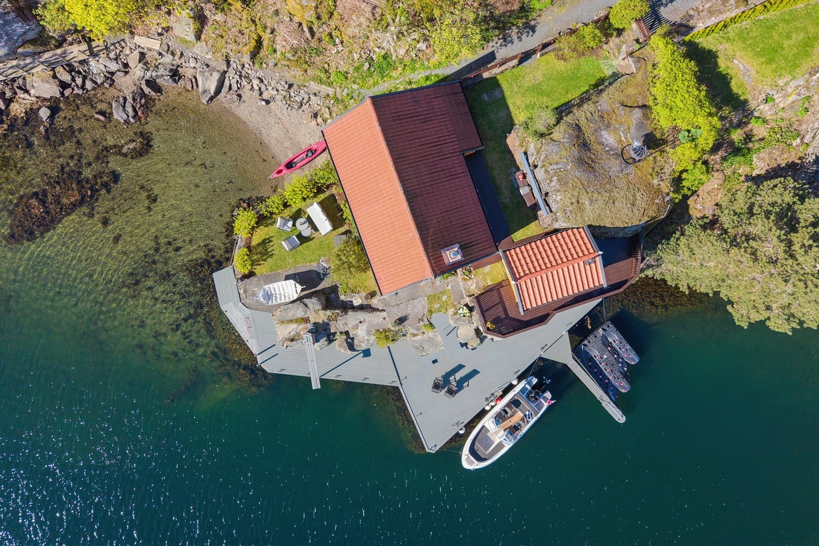 Oversikt som viser hytta, uthuset og det store bryggeanlegget på den eide tomten. Galleribilde