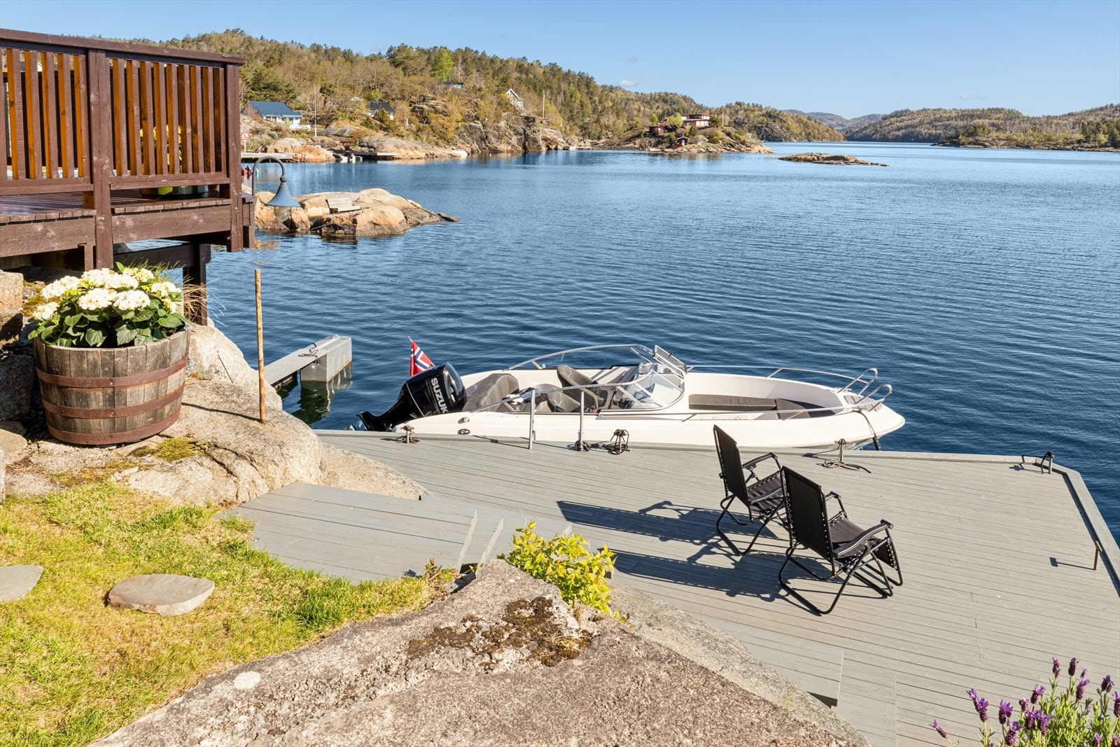Fra bryggen er det bare å starte båten og sette kursen ut i skjærgården. Galleribilde