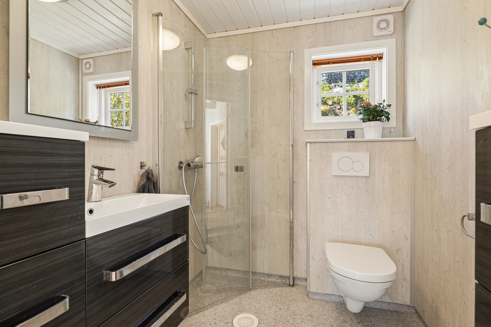 Badet ble etablert i 2017 med vinylbelegg på gulv, baderomsplater på veggene og dusjnisje med glassdører. Galleribilde
