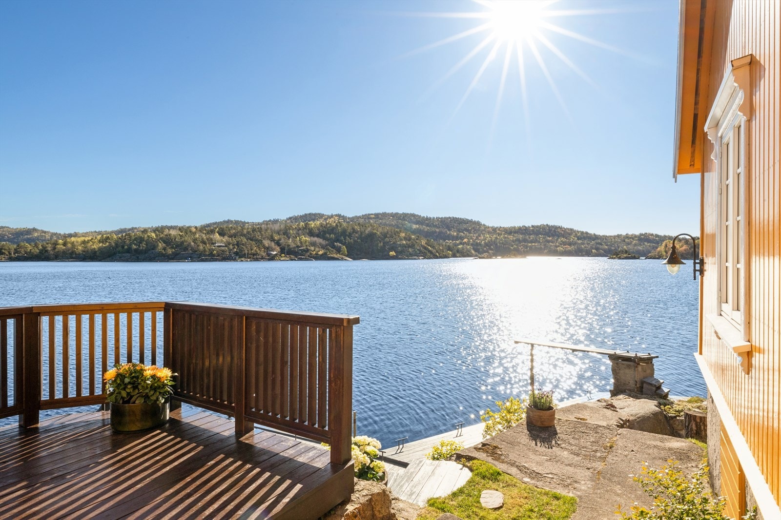 Fra den store verandaen er det utsikt over Langangsfjorden. Galleribilde