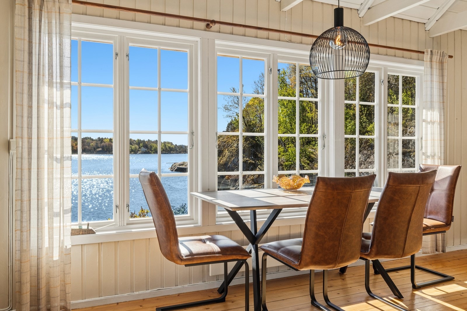 Spiseplassen er plassert ved vinduene, med utsikt mot vannet. Galleribilde