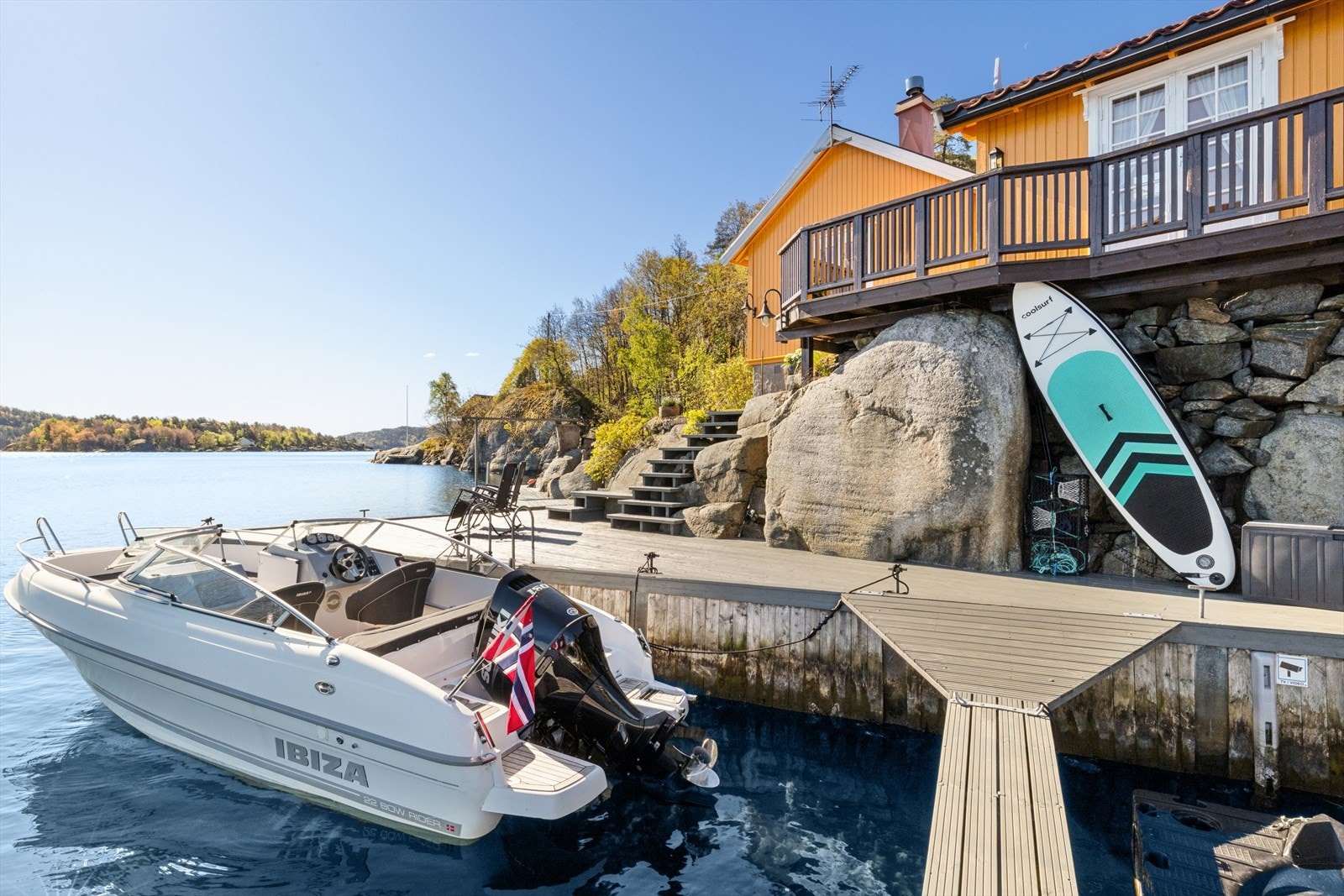 Denne fritidseiendommen på eiet tomt ligger helt i vannkanten, med egen romslig brygge og umiddelbar tilgang til skjærgården. Galleribilde