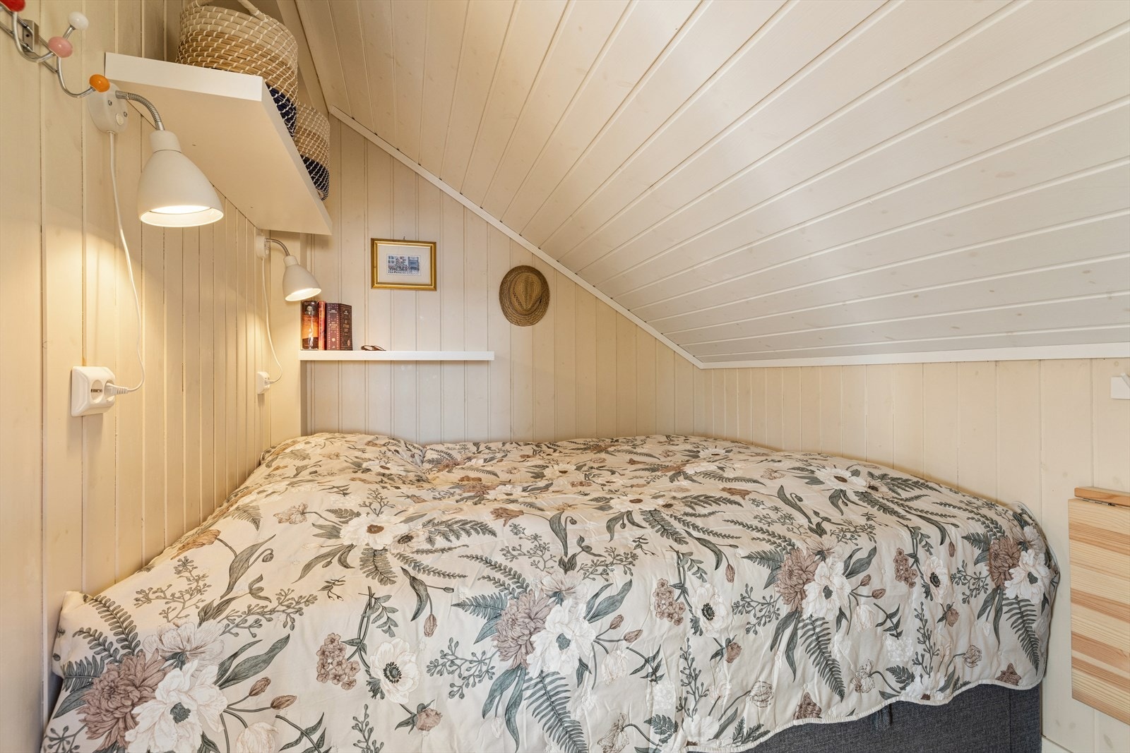 Hyttas soverom har plass til dobbeltseng. Deler av rommet har takhøyde under 1,9 meter. Galleribilde