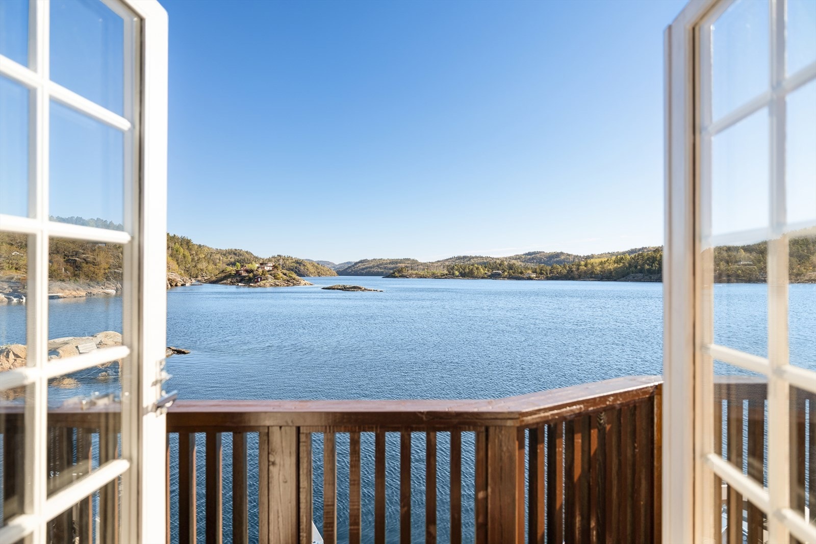 Utsikt mot fjorden. Galleribilde