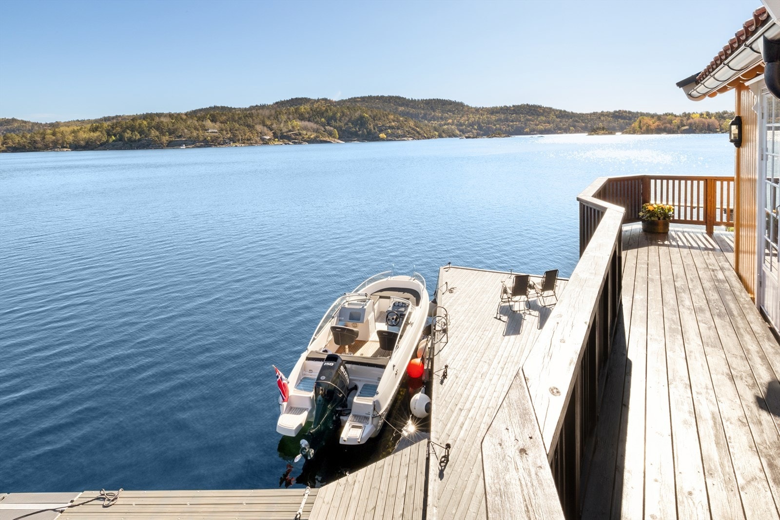 Terrassen og bryggen henger sammen og skaper et stort, sammenhengende uteområde ved vannet. Galleribilde