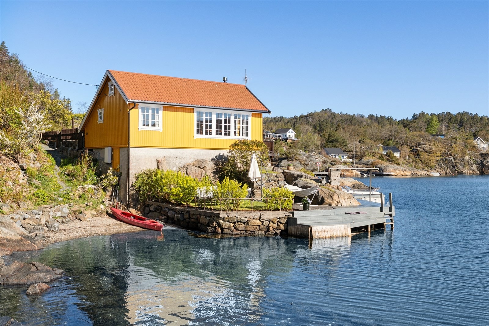 Fritidsboligen ligger idyllisk til på Bjønnes. Galleribilde