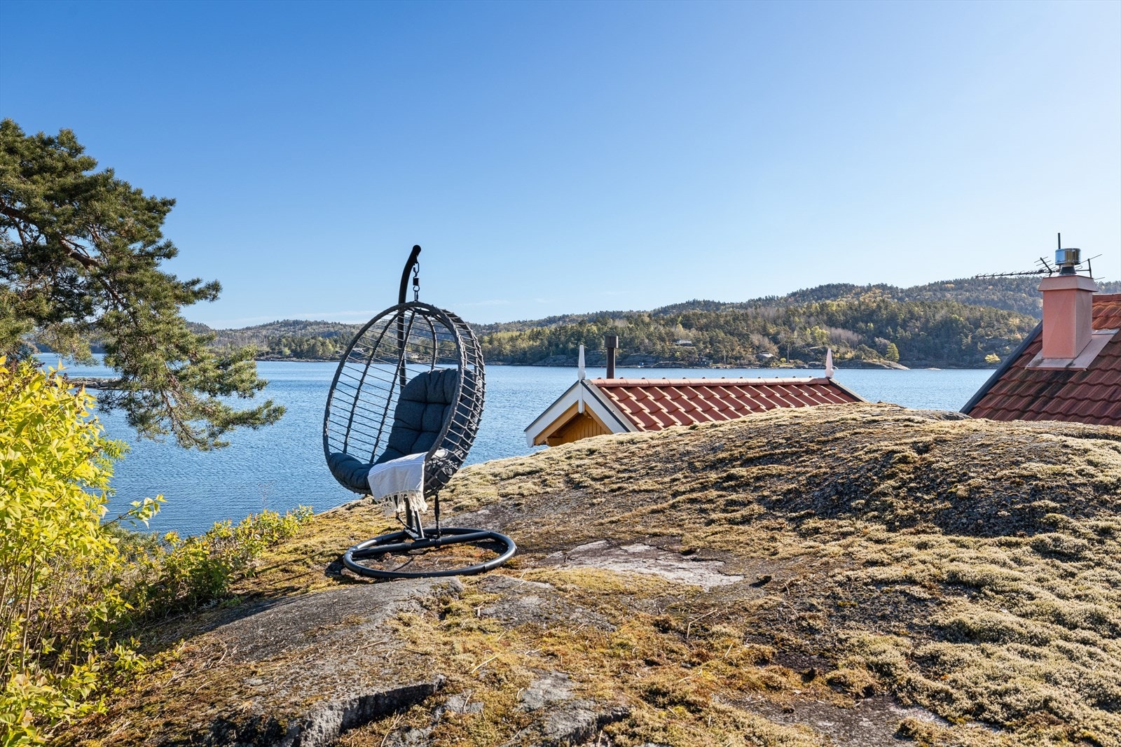 Tomten er fundamentert på fjell og gir en naturlig og robust ramme rundt eiendommen. Galleribilde