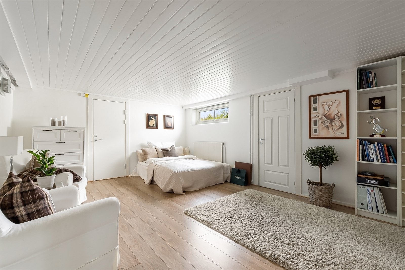 Kjellerstue med flere bruksmuligheter, samt egen inngang. Galleribilde