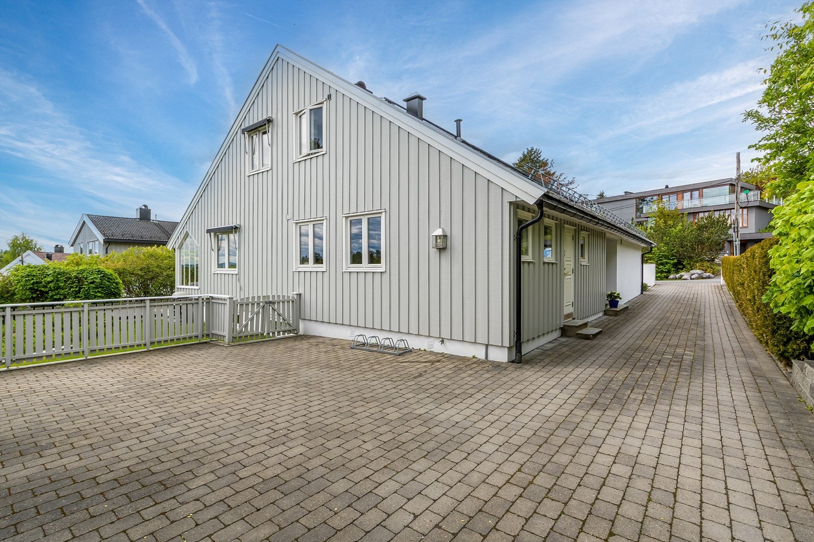 Huset og garasjen ble malt 2 strøk + spylt/renset tak i 2025. Galleribilde