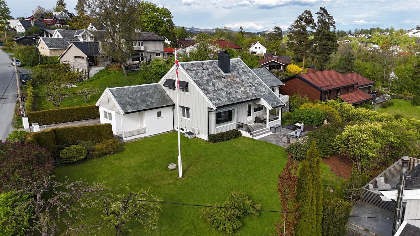 Velkommen til Skogfaret 34 - Presentert av Sverre Wiborg v/Nordvik Bærum. Fotograf: Flexfoto. Galleribilde