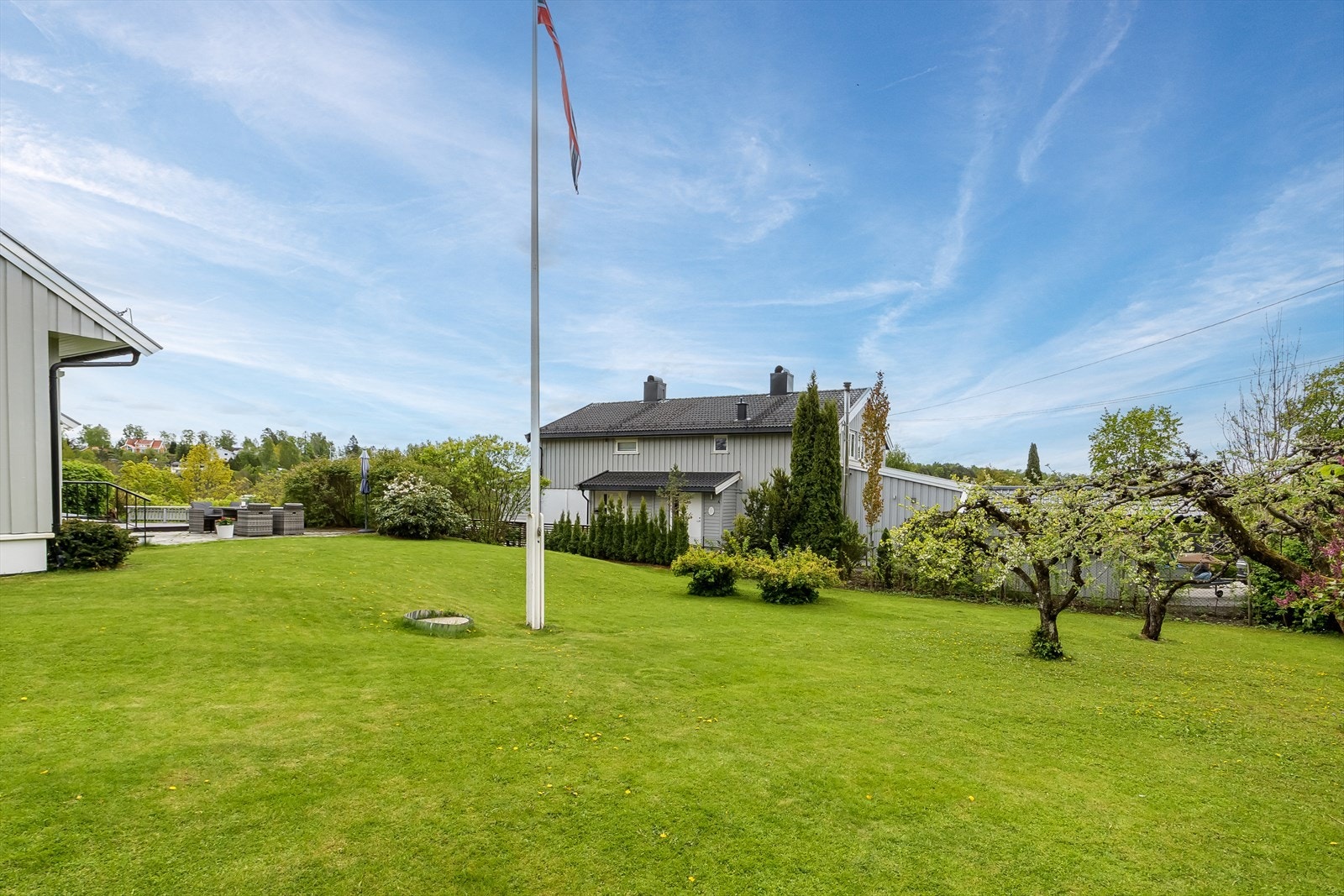 Stor og solrikt tomt med god plass til lek og ulike aktiviteter for hele familien. Galleribilde