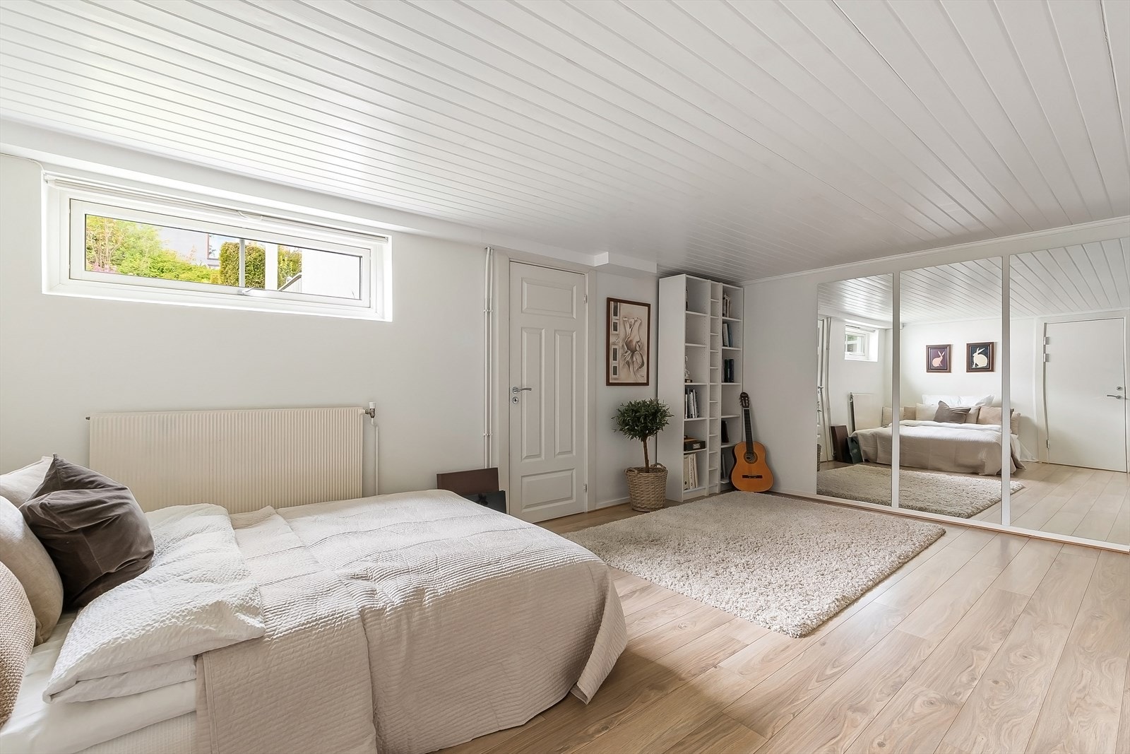 God plass til stor sofagruppe, stuebord og tilhørende møblement. Galleribilde