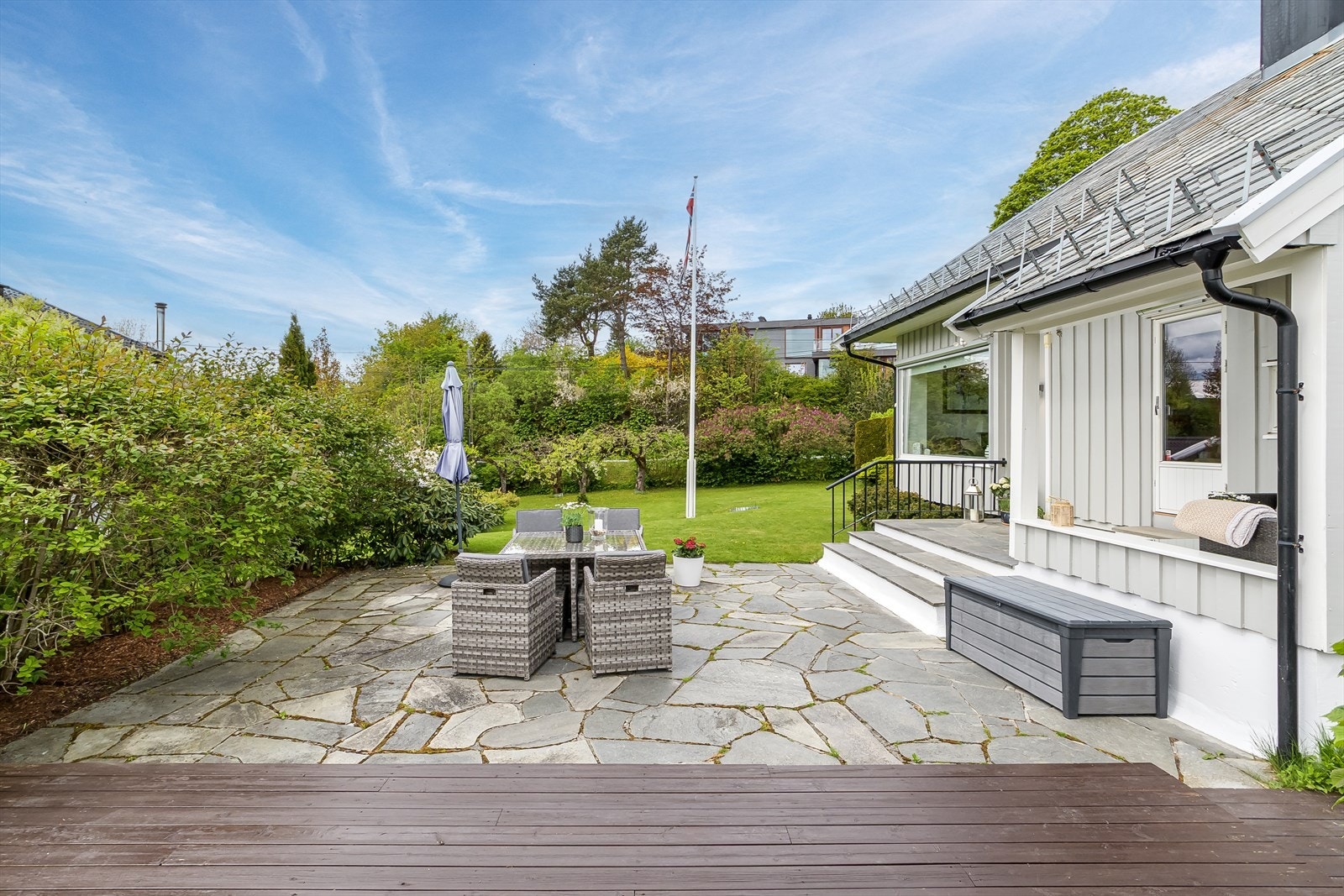 Uteplassen gir gode muligheter for flere hyggelige sitteplasser med hagemøbler og grill etc. Galleribilde