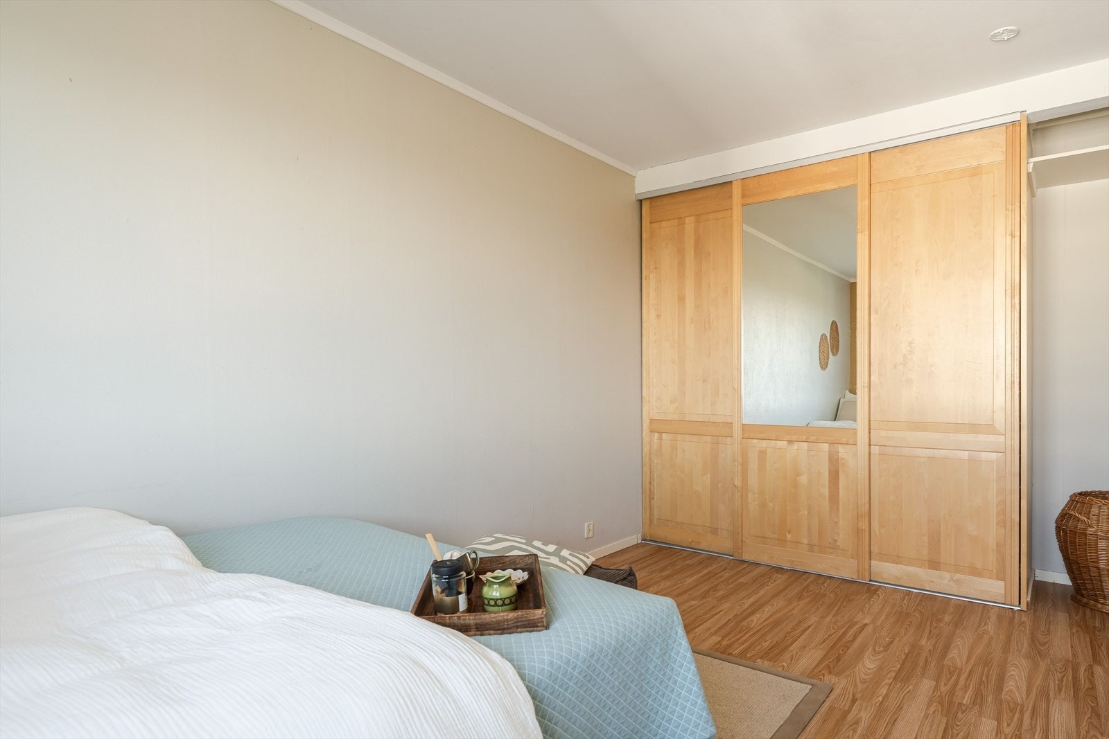 Hovedsoverommet er på ca. 14,5 m² og fremstår som et romslig og anvendelig rom med god plass til dobbeltseng, nattbord og øvrig møblement. Galleribilde