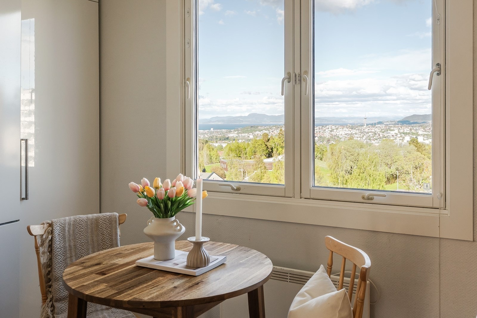 Ved vinduet er det innredet med en liten spiseplass, perfekt for frokost, kaffekopp eller enklere måltider i hverdagen. Galleribilde