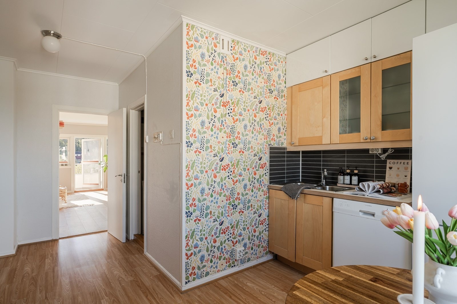 Kjøkkeninnredningen ble skiftet av tidligere eier i 2006, med skap fra 2015. Galleribilde