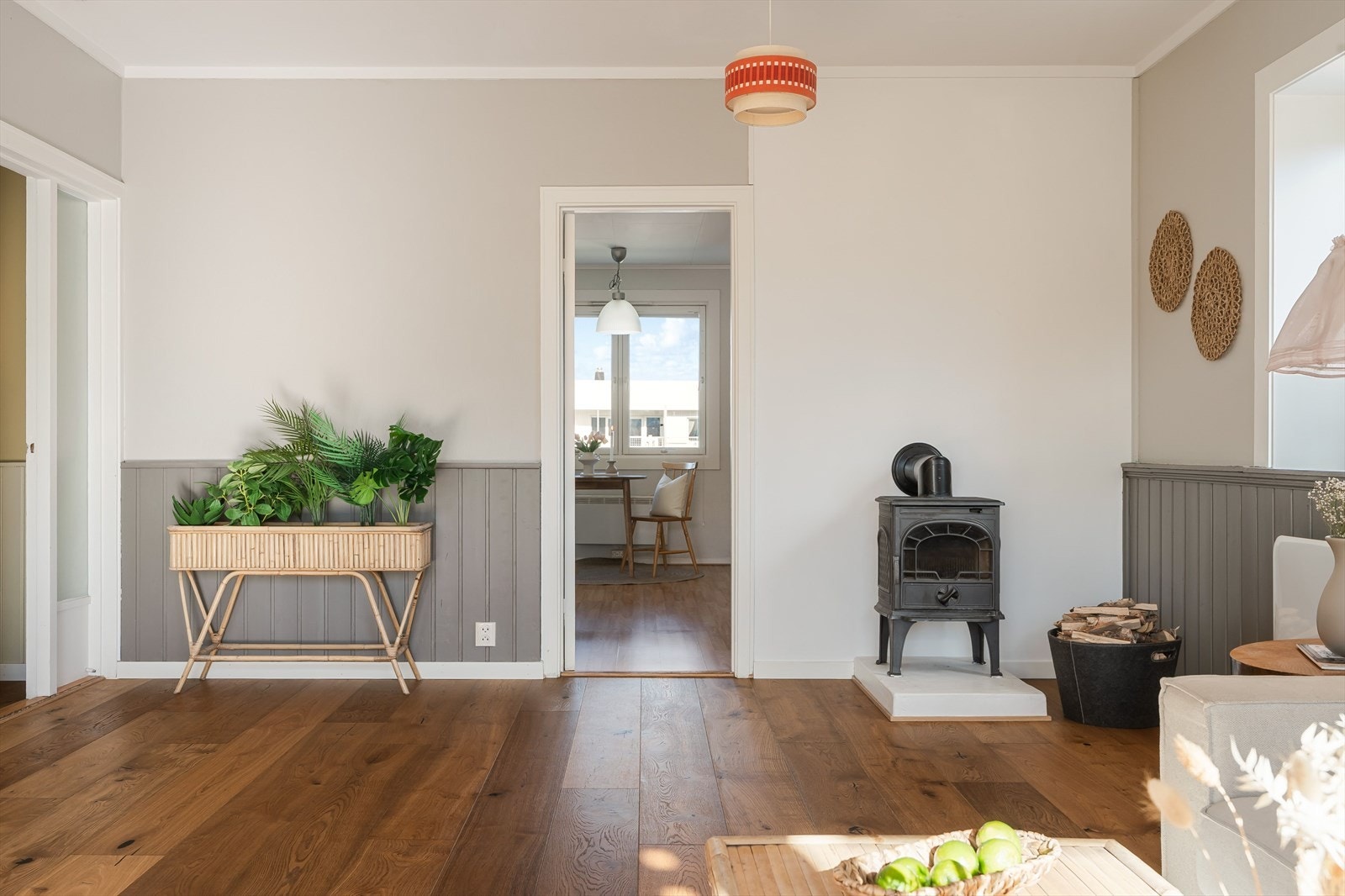 Kjøkkenet er et hyggelig og separat rom på ca. 13,5 m², med god plass til både matlaging og en liten spiseplass ved vinduet. Galleribilde
