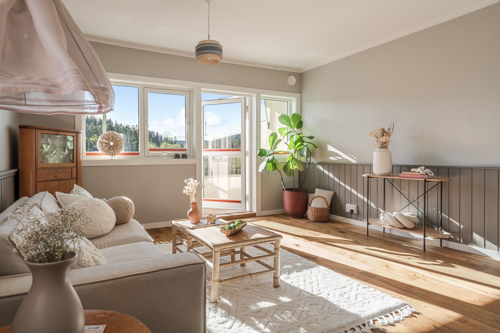 Stuen er et lyst og innbydende oppholdsrom på ca. 24,5 m², med god plass til både sofagruppe, mediemøblement og øvrig møblering. Galleribilde