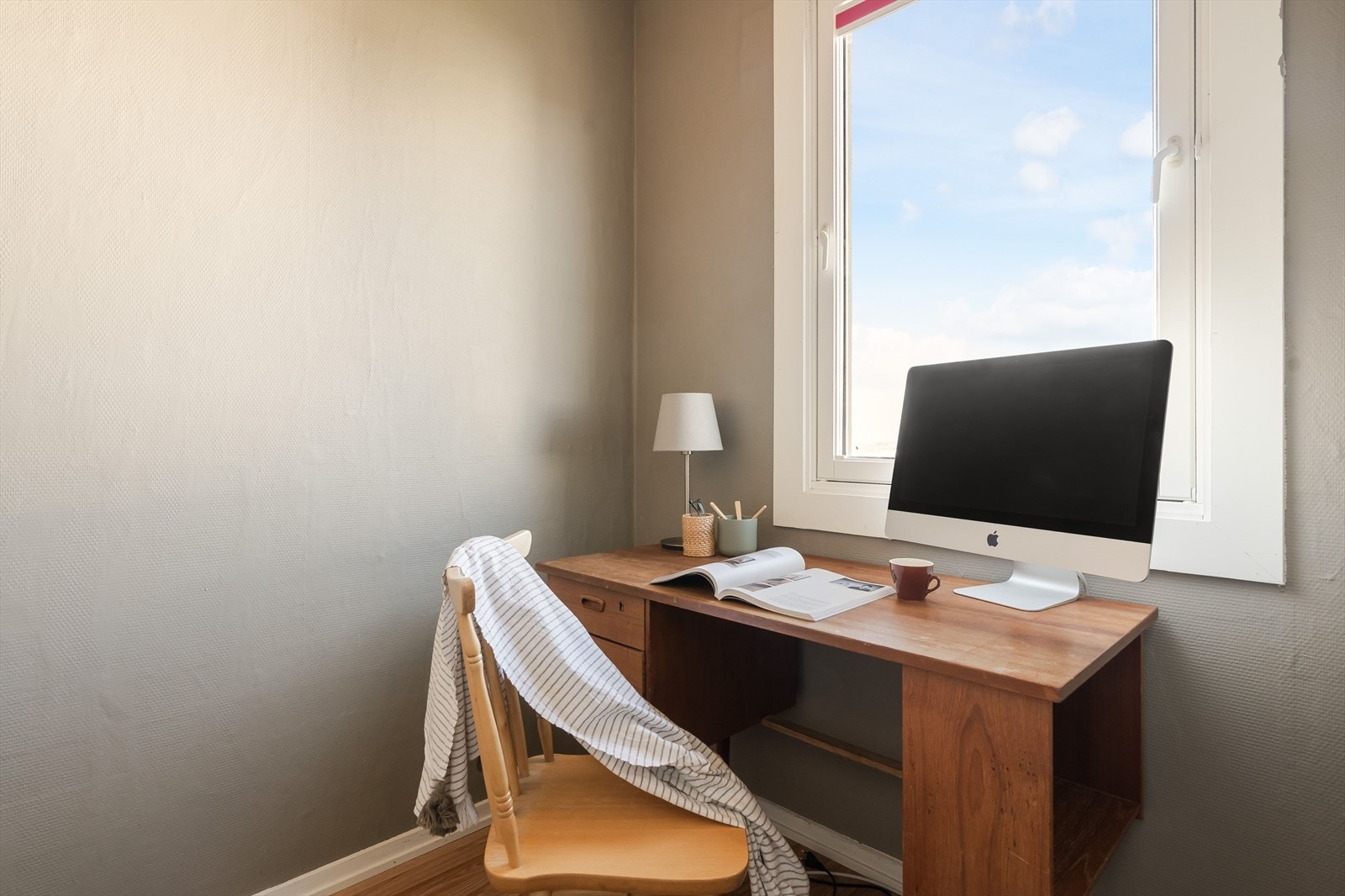 Rommet er innredet som en liten arbeidsplass, og passer godt for den som ønsker et skjermet hjemmekontor, leseplass eller hobbyrom. Galleribilde