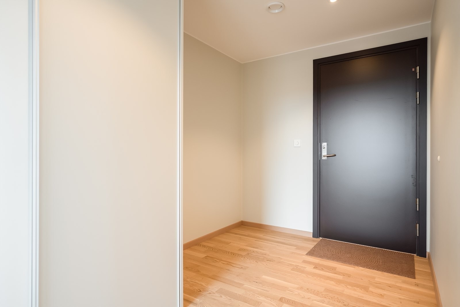 Innbydende og romslig entre på 4,2² med god plass til oppbevaring av både sko og yttertøy. Galleribilde